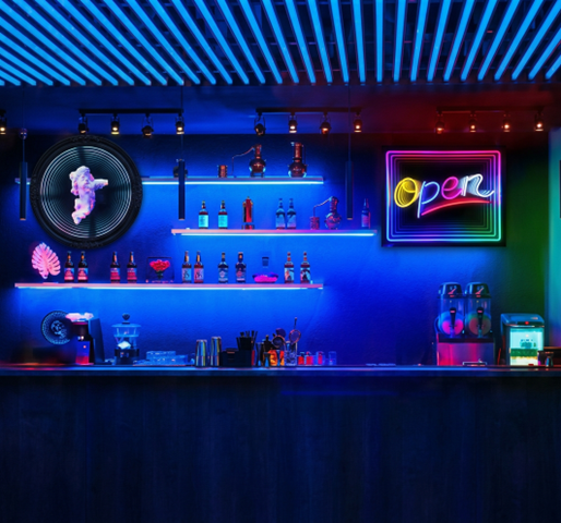 RGB neon bord Open achter de bar van een cocktailbar