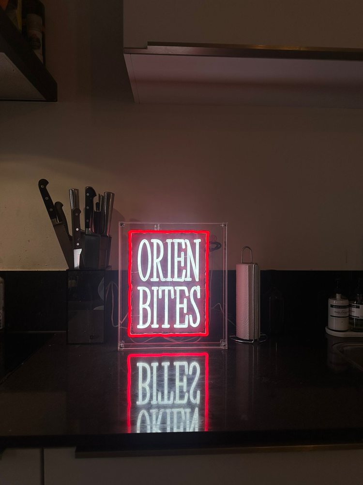 Neon logobord op maat voor Orien Bites