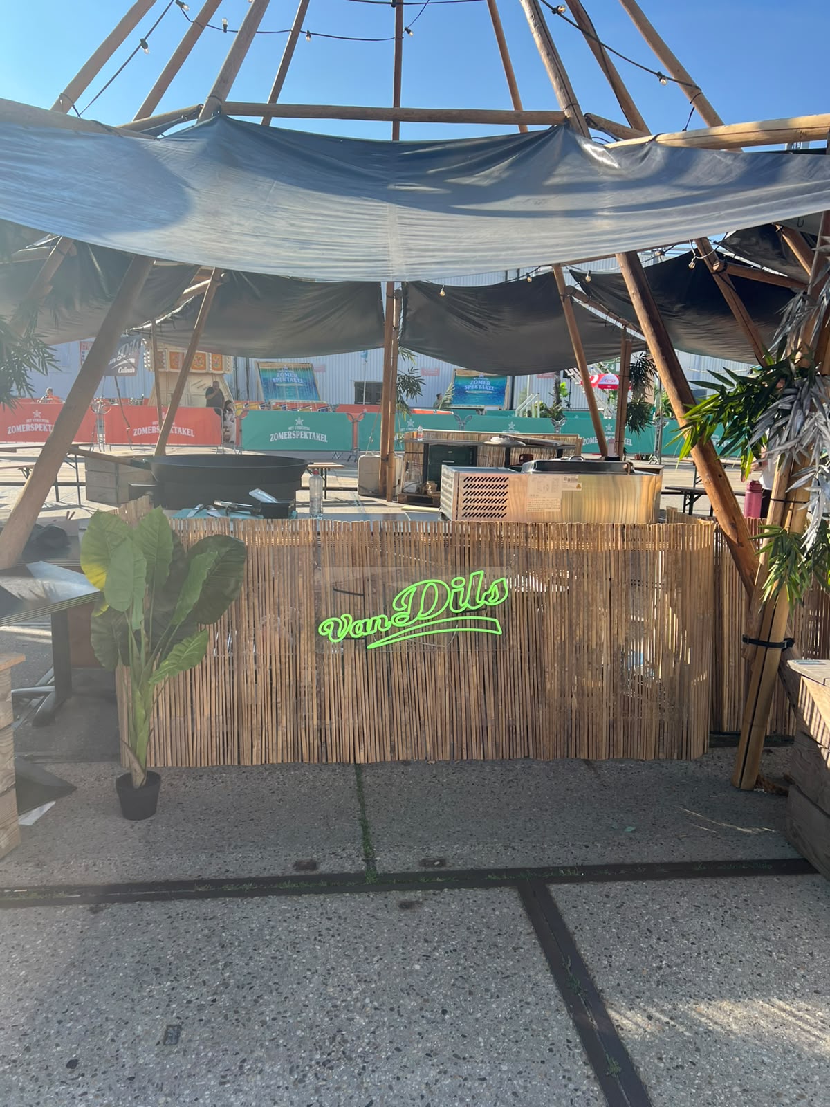 Groen neon bedrijfsbord op maat voor Van Dils op een festival