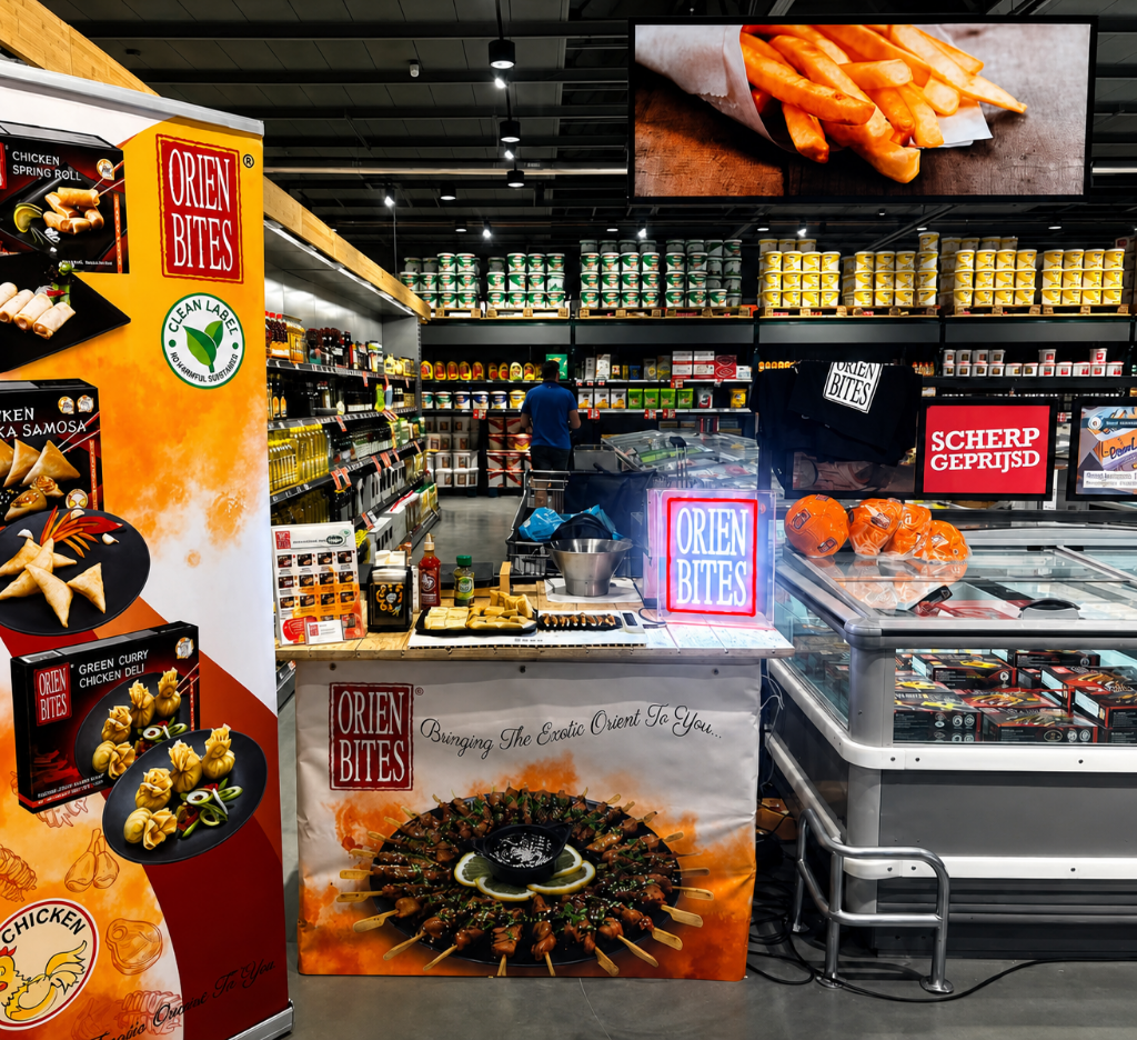 Neon logobord van Orien Bites op een promotiestand in de groothandel